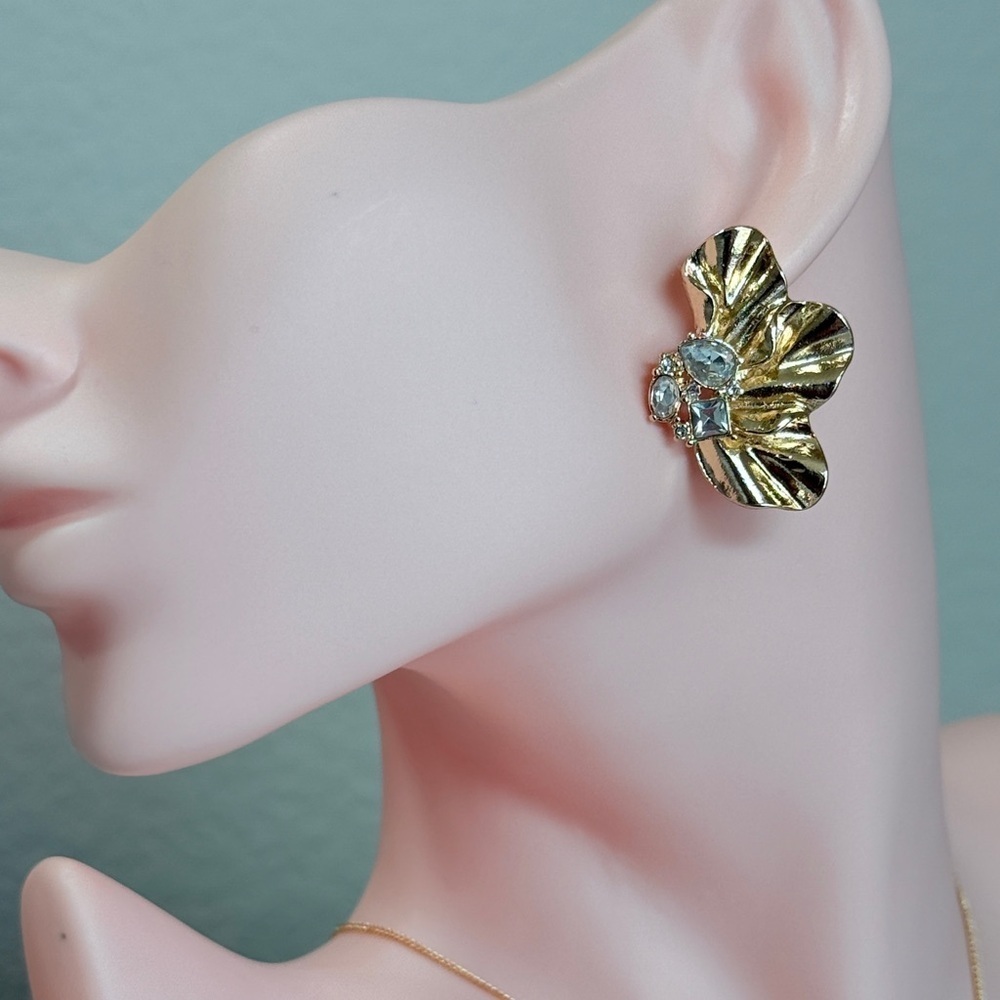 ⚜️ Gold Floral Earrings - Picture 3 of 5